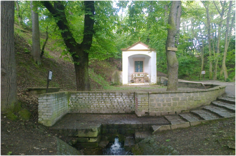 Kaplička u studánky v Lysolajích.